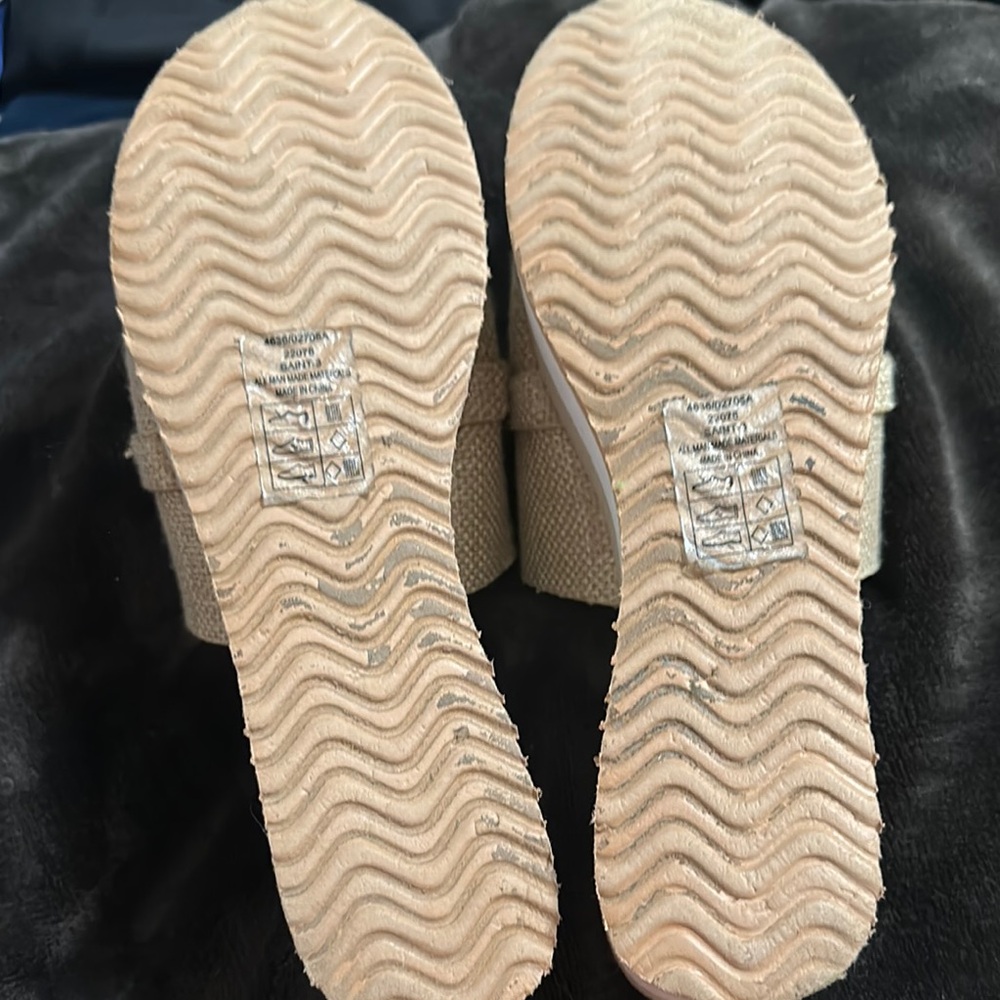 Pierre Dumas Cream Chain-Link Sandals - Picture 5 of 5